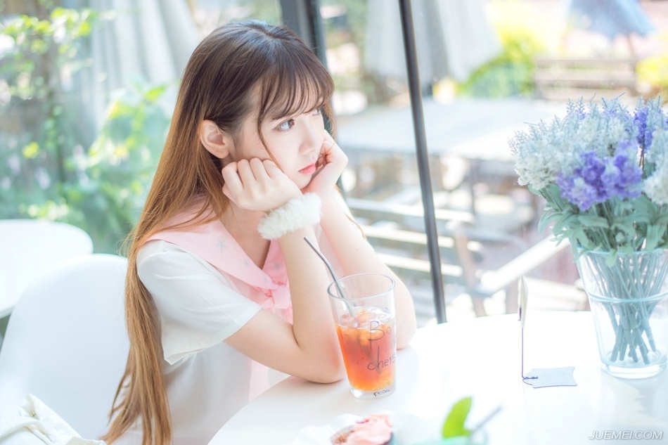 从容不迫的举止，比起咄咄逼人的态度，更能令人心折。——三毛《亲爱的三毛》